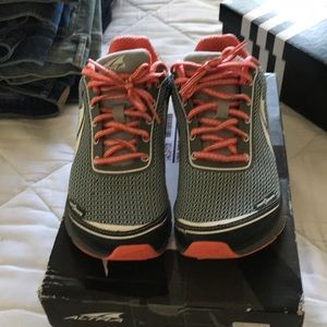 EUC Altra Loan Peak 2.5 Running Shoes Size 7